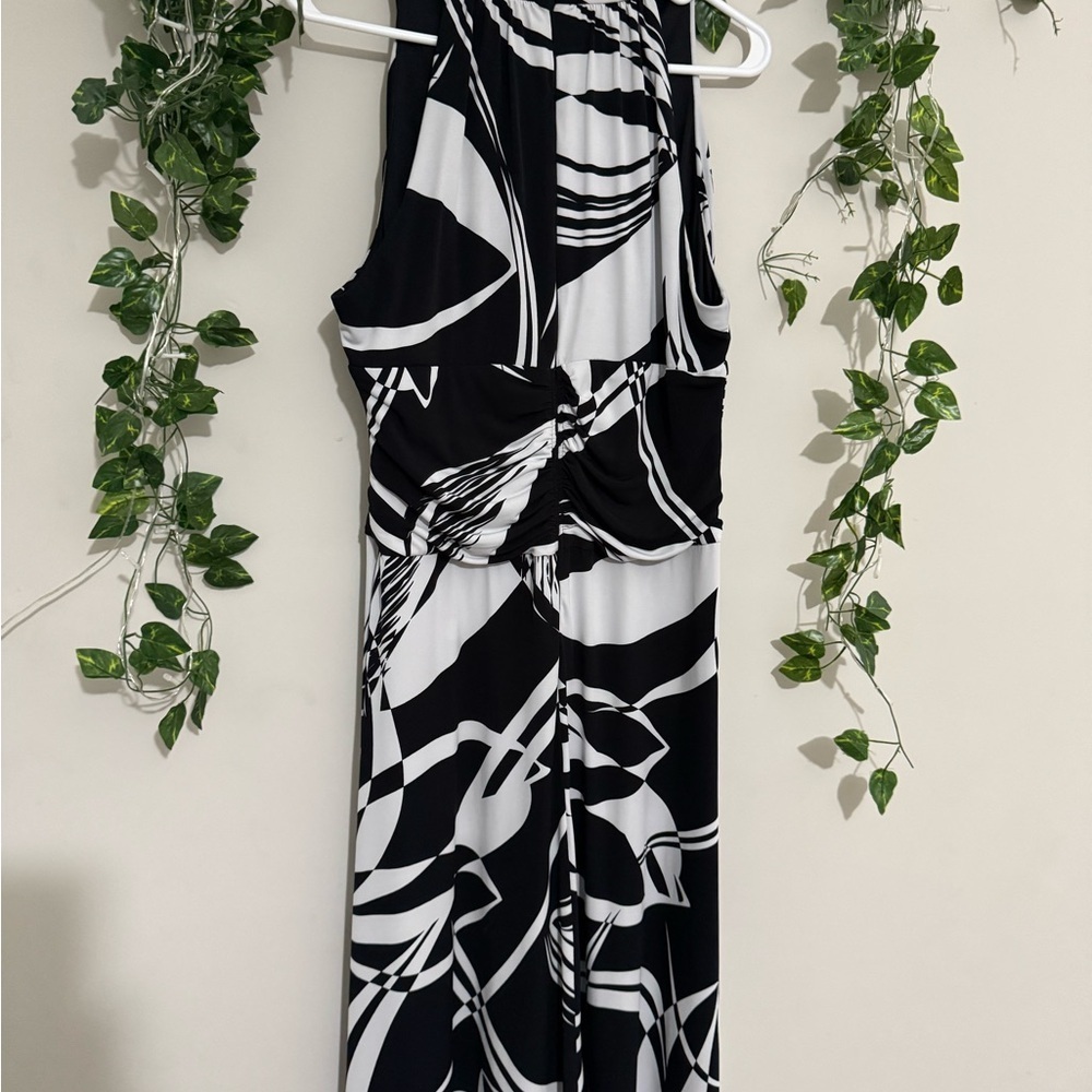 Black and White Sleeveless Dress - Picture 3 of 7
